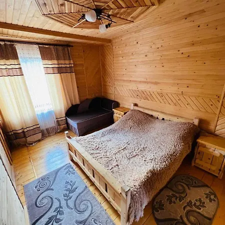 біля річки