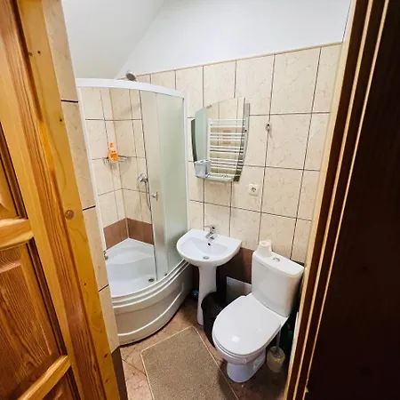 біля річки *