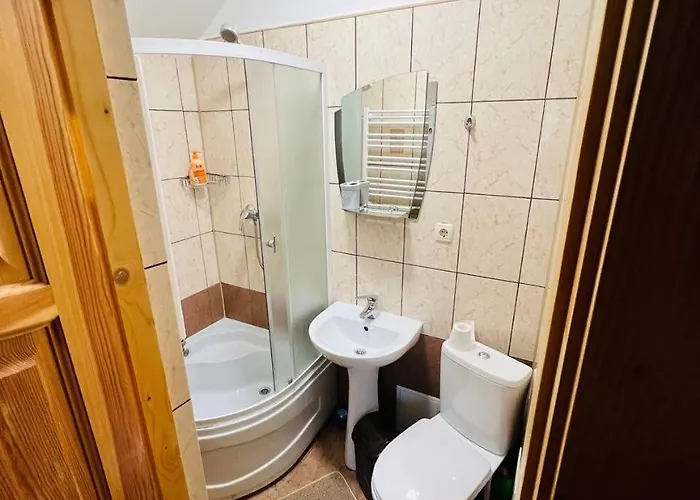 біля річки *